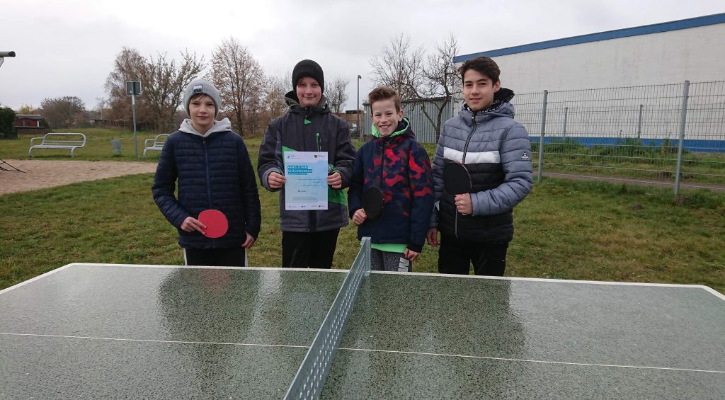 Tischtennisplatte mit Kindern am Torgauer Biberweg